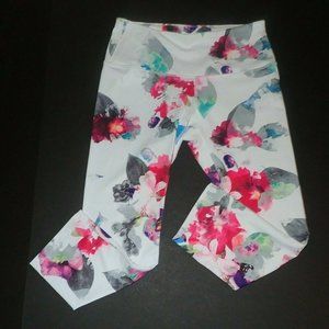 Layer 8 White Flowered Cropped Leggings Size Women's S Athletic Workout Pant b30